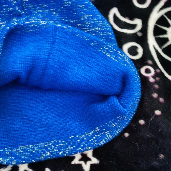 Kids Wonder Woman beanie w poof - Picture 6 of 6